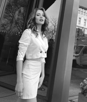 Ece İrtem Instagram - <