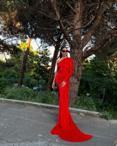 Ece Sükan Instagram - Ready for #ElleStyleAwards ⭐️ in @balenciaga @manoloblahnik @goodthingsatelier Glam team @alirizaozdemir @nurisekerci @elleturkiye