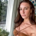 Ece Sükan Instagram - mood #islandvibes 🤎 #vogue #bts
