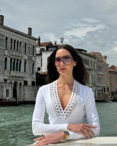 Ece Sükan Instagram - 🚤🚤🚤 off to #JeanCocteau @guggenheim_venice #peggyguggenheimmuseum #venicebiennale