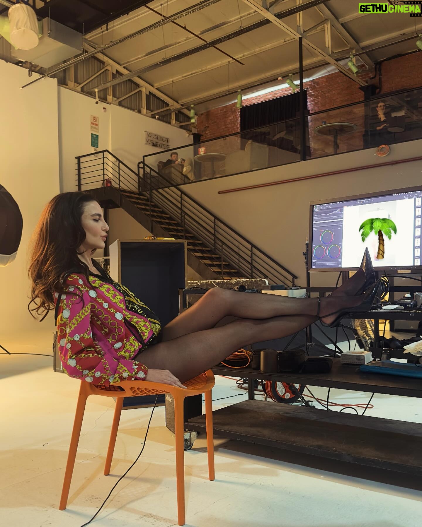 Ece Sükan Instagram - No more worries at set for a laddered stocking 😎 Here comes the run-resist technology, Penti Stop ! @penti #pentistop #isbirligi #reklam #ad #penti