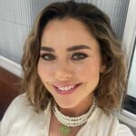 Ece Uslu Instagram - Ece AĞAZADE benim çok keyif aldığım bir karakter oldu. Sizler de çok sevdiniz biliyorum, aldığım yorumlarda gördüm hepsini. Tek bir kötü yorum yoktu. Ne mutlu! İzleyicilere, yorumlara, sahiplenişinize, gösterdiğiniz kocaman sevginize ve tabii ki @foxturkiye @ayyapim @sahanehayatimtv hayatım ekibine sonsuz sevgilerimi ve teşekkürlerimi iletiyorum. Hep yanımda olan ve desteğini benden asla esirgemeyen çok sevdiğim menajerim @banukuruoglu @banukuruoglumanagement çok teşekkürler…. Yönetmenlerime ve tabii ki sette çalıştığım TÜM ekip arkadaşlarıma. Hepiniz ayrı ayrı dünya tatlısıydınız ve harika geçen 4 bölüm çektik sizlerle. Harika projelerde tekrar birlikte olmak ümidiyle hepinize kocaman sarılıyorum 🤍🤍🤍