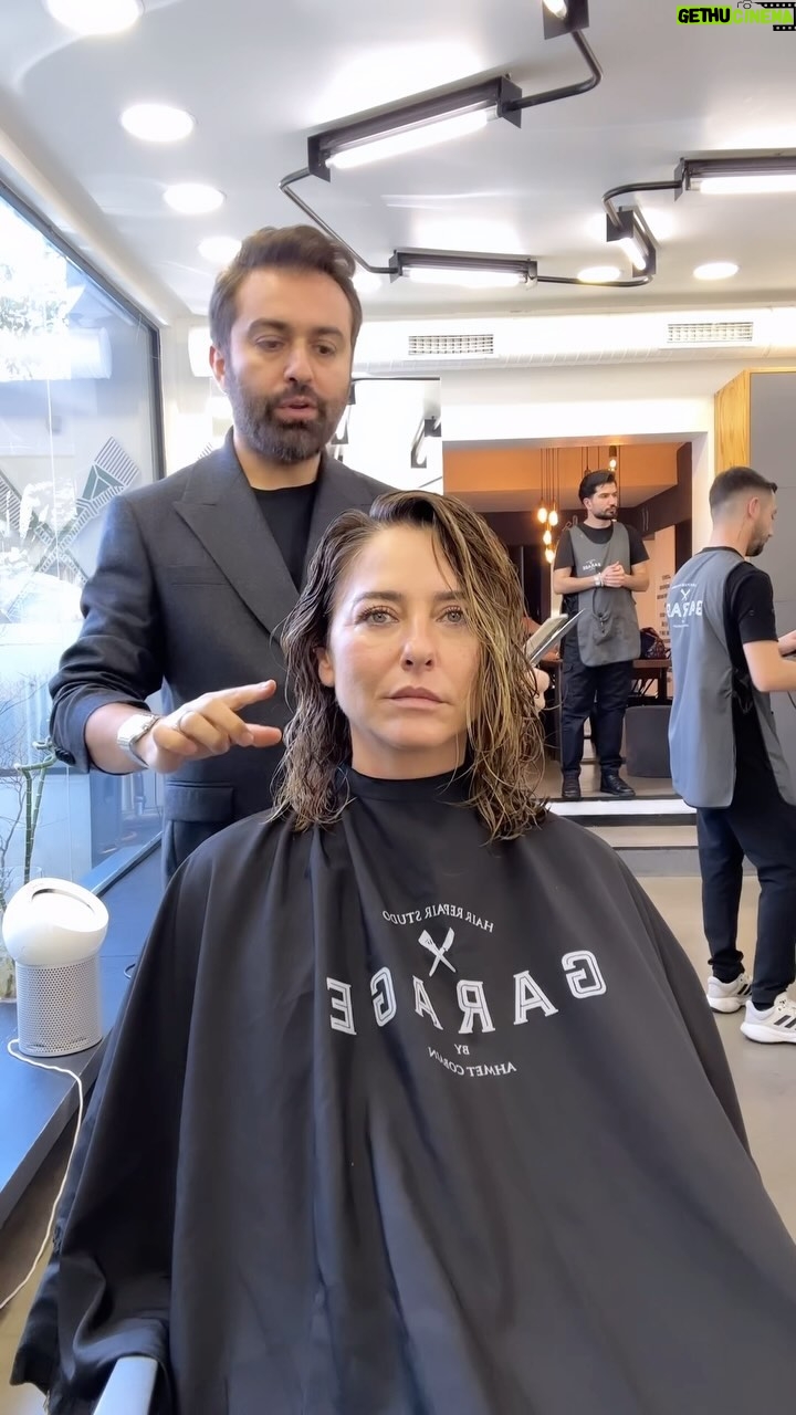Ece Uslu Instagram - @eceusluofficial ile eğlenceli bir kesim videosu 😍 . #eceuslu . . Hayatını Güzelleştirmeye Saçlarından Başla! . . . #desertred #ahmetcobain #garagehairrepair #ahmetçoban #ghostcut #sombre #facelight #brushlights #transparanboya #garagehairrepairstudio #ombre #hayatınıgüzelleştirmeyesaçlarındanbaşla #espresso #kurşuni #aphrodite #eniyikuaför #thebesthairsstudio #besthairdresserinistanbul #brushlights #magictouch #makeover .