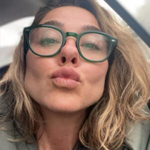 Ece Uslu Instagram - Ece AĞAZADE benim çok keyif aldığım bir karakter oldu. Sizler de çok sevdiniz biliyorum, aldığım yorumlarda gördüm hepsini. Tek bir kötü yorum yoktu. Ne mutlu! İzleyicilere, yorumlara, sahiplenişinize, gösterdiğiniz kocaman sevginize ve tabii ki @foxturkiye @ayyapim @sahanehayatimtv hayatım ekibine sonsuz sevgilerimi ve teşekkürlerimi iletiyorum. Hep yanımda olan ve desteğini benden asla esirgemeyen çok sevdiğim menajerim @banukuruoglu @banukuruoglumanagement çok teşekkürler…. Yönetmenlerime ve tabii ki sette çalıştığım TÜM ekip arkadaşlarıma. Hepiniz ayrı ayrı dünya tatlısıydınız ve harika geçen 4 bölüm çektik sizlerle. Harika projelerde tekrar birlikte olmak ümidiyle hepinize kocaman sarılıyorum 🤍🤍🤍