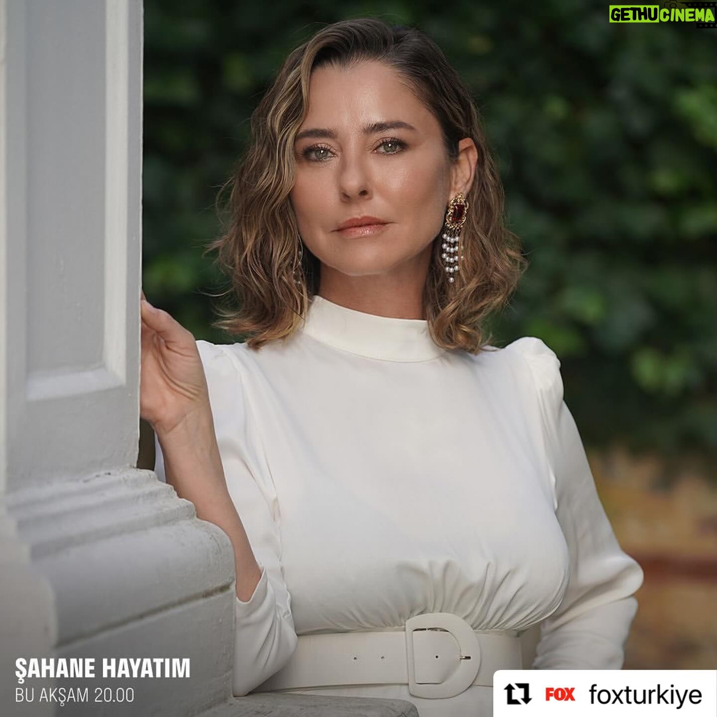 Ece Uslu Instagram - #Repost @foxturkiye with @use.repost ・・・ “Ece çok güçlü bir kadın. Gücünü zekasından, aldığı eğitimden ve ailesinden alıyor.” 🤩 Ece Uslu’nun keyifli röportajı şimdi fox.com.tr’de. #ŞahaneHayatım @sahanehayatimtv @eceusluofficial Fotoğraflar: Yiğit Danacı