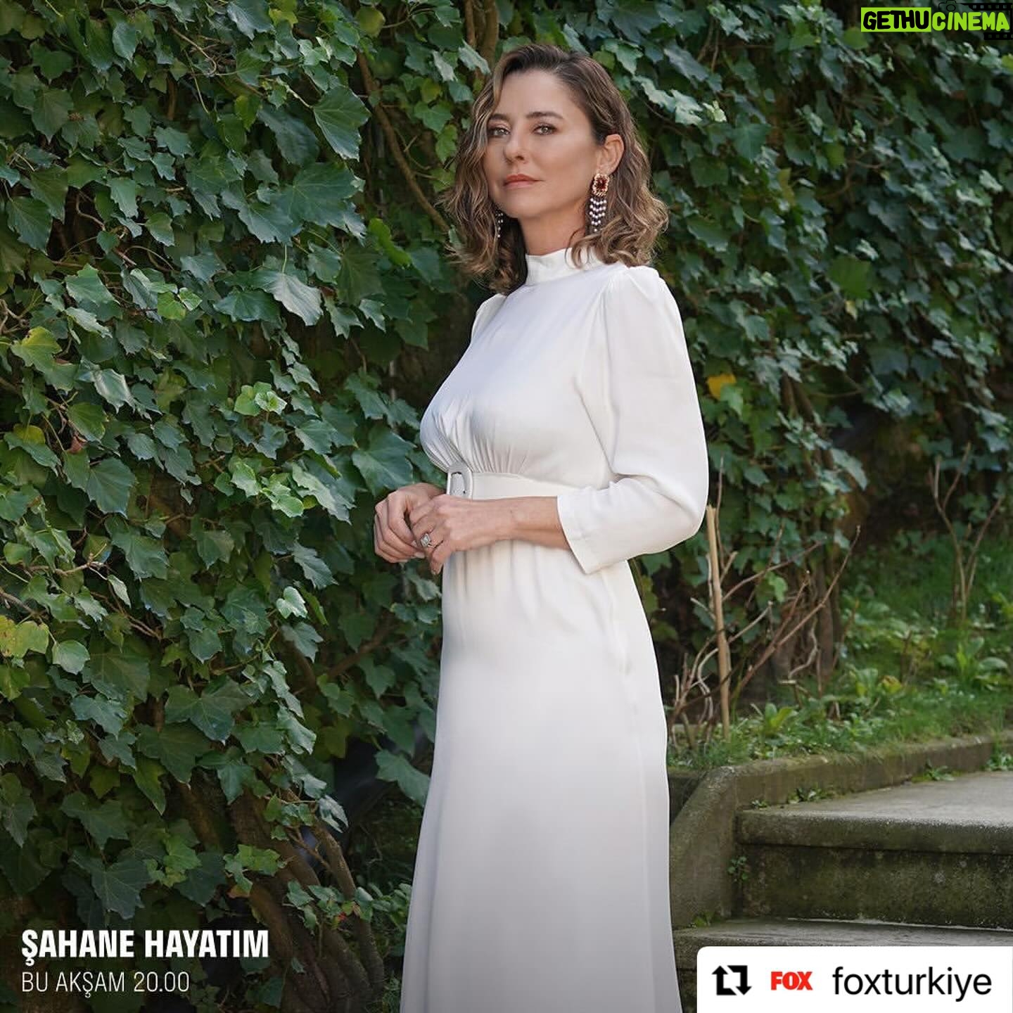 Ece Uslu Instagram - #Repost @foxturkiye with @use.repost ・・・ “Ece çok güçlü bir kadın. Gücünü zekasından, aldığı eğitimden ve ailesinden alıyor.” 🤩 Ece Uslu’nun keyifli röportajı şimdi fox.com.tr’de. #ŞahaneHayatım @sahanehayatimtv @eceusluofficial Fotoğraflar: Yiğit Danacı