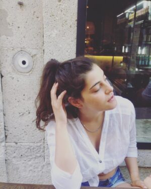 Ecem Akbin Instagram - Dostları, köpekleri, yaz’ı ve sanırım kâküllerimi özledim sevgiler ☀️🌈🌿