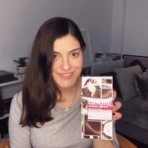 Ecem Akbin Instagram - Eveeet! Saçlarımı boyadım ve ufak bir uygulama videosu hazırladım. Aslında hepimizin korkuları benzermiş benim
gibi lise zamanlarında boyayıp bir daha asla diyen çok insan varmış :) ama ben L'Oréal Paris Casting Creme Gloss’u kullandıktan sonra saçlarımdaki parlaklığı ve yumuşaklığı siz de görün istedim! Kendi doğal rengimden çok uzaklaşmak istemediğim için 1-2 ton koyulttum sadece. Sonuç inanılmaz doğal ve parlak oldu! 😊hani şu makyaj yokmuş gibi olan makyaj gibi, kendi saçımın daha iyi bir versiyonu oldu :) #dünyanınenkolaykararı