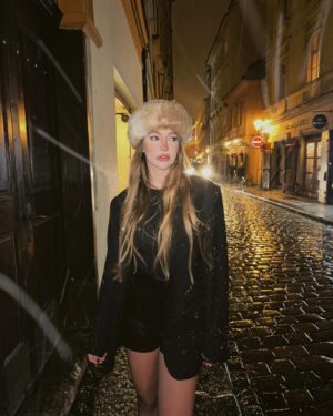 Ecem Atalay Instagram - Baby, it’s cold outside 🌹