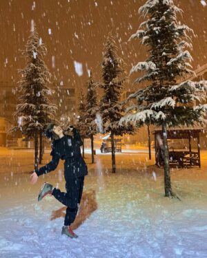 Ecem Özkaya Instagram - ❄️🎵🎶🪄 📸: @nazlipinarkaya 🎈