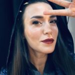 Ecem Özkaya Instagram – @gelecegin.guclukadinlari dump…🌸✨gurursun @aydantas1 🥹🫵🏻 Kadınların hiç bir zaman çaresiz kalmayacağı bir “Dünya”nın mümkün olduğunu hatırlatan bu projede olmak , yaratılış sürecinden bu yana tanıklık etmek bir onurdur. Ülke olarak içinden geçtiğimiz hem deprem hem de zorlu ekonomik koşulların karşısında üniversiteli gençlerin yaşadığı zorluklar göz ardı edilemez.Canımın içi Aydan’ ın ,genç kadınlarımızın eğitimine destek olmak için giriştiği bu çaba çok kıymetli . Harika bir geceydi ♥️ emeği geçen herkesin yüreğine sarılırım ✨🧚🏻‍♀️