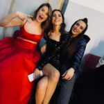 Ecem Özkaya Instagram – @gelecegin.guclukadinlari dump…🌸✨gurursun @aydantas1 🥹🫵🏻 Kadınların hiç bir zaman çaresiz kalmayacağı bir “Dünya”nın mümkün olduğunu hatırlatan bu projede olmak , yaratılış sürecinden bu yana tanıklık etmek bir onurdur. Ülke olarak içinden geçtiğimiz hem deprem hem de zorlu ekonomik koşulların karşısında üniversiteli gençlerin yaşadığı zorluklar göz ardı edilemez.Canımın içi Aydan’ ın ,genç kadınlarımızın eğitimine destek olmak için giriştiği bu çaba çok kıymetli . Harika bir geceydi ♥️ emeği geçen herkesin yüreğine sarılırım ✨🧚🏻‍♀️