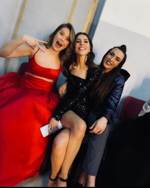 Ecem Özkaya Instagram - @gelecegin.guclukadinlari dump…🌸✨gurursun @aydantas1 🥹🫵🏻 Kadınların hiç bir zaman çaresiz kalmayacağı bir “Dünya”nın mümkün olduğunu hatırlatan bu projede olmak , yaratılış sürecinden bu yana tanıklık etmek bir onurdur. Ülke olarak içinden geçtiğimiz hem deprem hem de zorlu ekonomik koşulların karşısında üniversiteli gençlerin yaşadığı zorluklar göz ardı edilemez.Canımın içi Aydan’ ın ,genç kadınlarımızın eğitimine destek olmak için giriştiği bu çaba çok kıymetli . Harika bir geceydi ♥️ emeği geçen herkesin yüreğine sarılırım ✨🧚🏻‍♀️