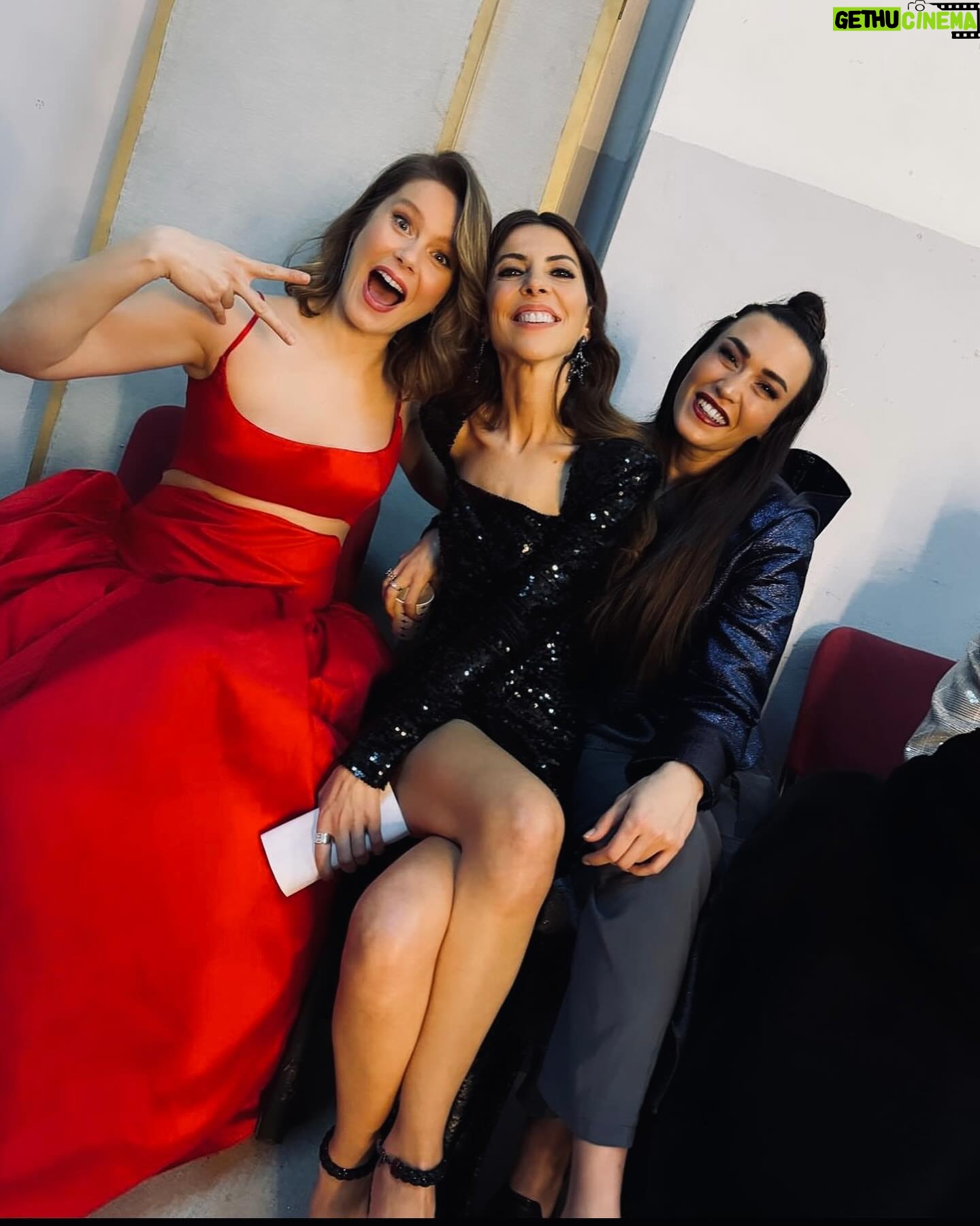 Ecem Özkaya - 34.2K Likes - @gelecegin.guclukadinlari dump…🌸✨gurursun @aydantas1 🥹🫵🏻 Kadınların hiç bir zaman çaresiz kalmayacağı bir “Dünya”nın mümkün olduğunu hatırlatan bu projede olmak , yaratılış sürecinden bu yana tanıklık etmek bir onurdur. Ülke olarak içinden geçtiğimiz hem deprem hem de zorlu ekonomik koşulların karşısında üniversiteli gençlerin yaşadığı zorluklar göz ardı edilemez.Canımın içi Aydan’ ın ,genç kadınlarımızın eğitimine destek olmak için giriştiği bu çaba çok kıymetli . Harika bir geceydi ♥️ emeği geçen herkesin yüreğine sarılırım ✨🧚🏻♀️
