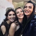Ecem Özkaya Instagram – @gelecegin.guclukadinlari dump…🌸✨gurursun @aydantas1 🥹🫵🏻 Kadınların hiç bir zaman çaresiz kalmayacağı bir “Dünya”nın mümkün olduğunu hatırlatan bu projede olmak , yaratılış sürecinden bu yana tanıklık etmek bir onurdur. Ülke olarak içinden geçtiğimiz hem deprem hem de zorlu ekonomik koşulların karşısında üniversiteli gençlerin yaşadığı zorluklar göz ardı edilemez.Canımın içi Aydan’ ın ,genç kadınlarımızın eğitimine destek olmak için giriştiği bu çaba çok kıymetli . Harika bir geceydi ♥️ emeği geçen herkesin yüreğine sarılırım ✨🧚🏻‍♀️