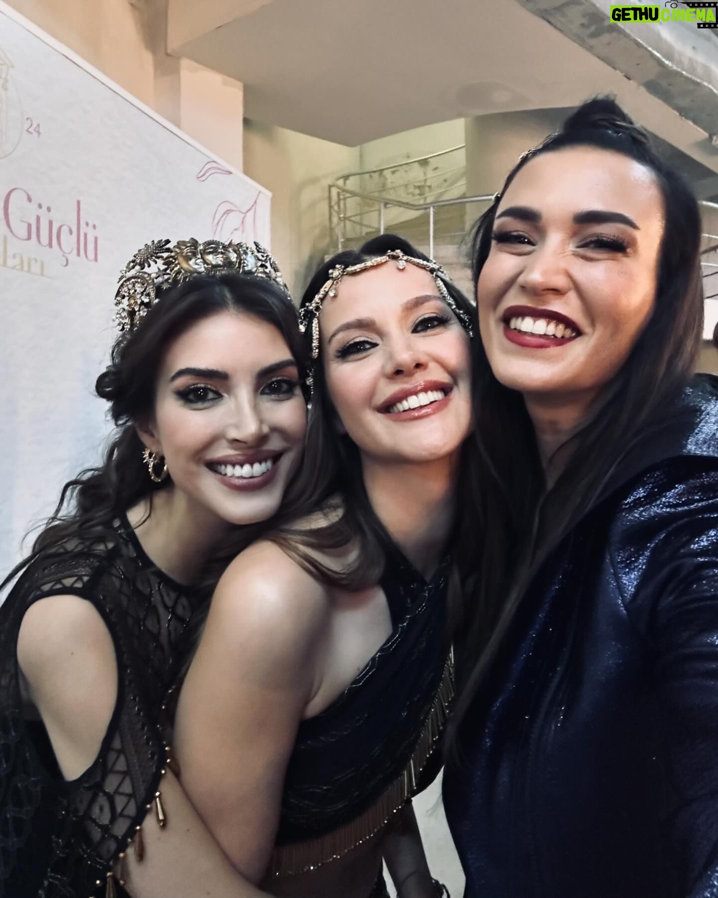 Ecem Özkaya - 34.2K Likes - @gelecegin.guclukadinlari dump…🌸✨gurursun @aydantas1 🥹🫵🏻 Kadınların hiç bir zaman çaresiz kalmayacağı bir “Dünya”nın mümkün olduğunu hatırlatan bu projede olmak , yaratılış sürecinden bu yana tanıklık etmek bir onurdur. Ülke olarak içinden geçtiğimiz hem deprem hem de zorlu ekonomik koşulların karşısında üniversiteli gençlerin yaşadığı zorluklar göz ardı edilemez.Canımın içi Aydan’ ın ,genç kadınlarımızın eğitimine destek olmak için giriştiği bu çaba çok kıymetli . Harika bir geceydi ♥️ emeği geçen herkesin yüreğine sarılırım ✨🧚🏻♀️