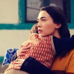 Ecem Özkaya Instagram – Dile kolay 3 yıl , çok yol , fazla emek ve sayısız hikaye … teşekkürler #gönüldağı yolun açık olsun . Bu zamana kadar çalıştığım tüm ekip arkadaşlarıma kolaylıklar diliyorum. Ve zahide ! Birbirimizi giydiğimiz her an müthiş şeyler öğrendim senden. iyi ki geçtin hayatımdan 😌🌸🧚🏻‍♀️