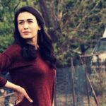 Ecem Özkaya Instagram – Dile kolay 3 yıl , çok yol , fazla emek ve sayısız hikaye … teşekkürler #gönüldağı yolun açık olsun . Bu zamana kadar çalıştığım tüm ekip arkadaşlarıma kolaylıklar diliyorum. Ve zahide ! Birbirimizi giydiğimiz her an müthiş şeyler öğrendim senden. iyi ki geçtin hayatımdan 😌🌸🧚🏻‍♀️