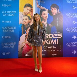 Ecrin Su Çoban Instagram - @kardestakimifilm galamız❤️❤️ 19 Ocak’ta sinemalarda görüşmek üzere 😉
