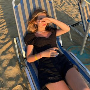Ecrin Su Çoban Instagram - Heryerim kipkirmizi
