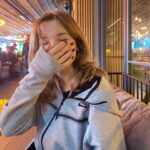 Ecrin Su Çoban Instagram - Gülüyormuşum gibi çek 🥴