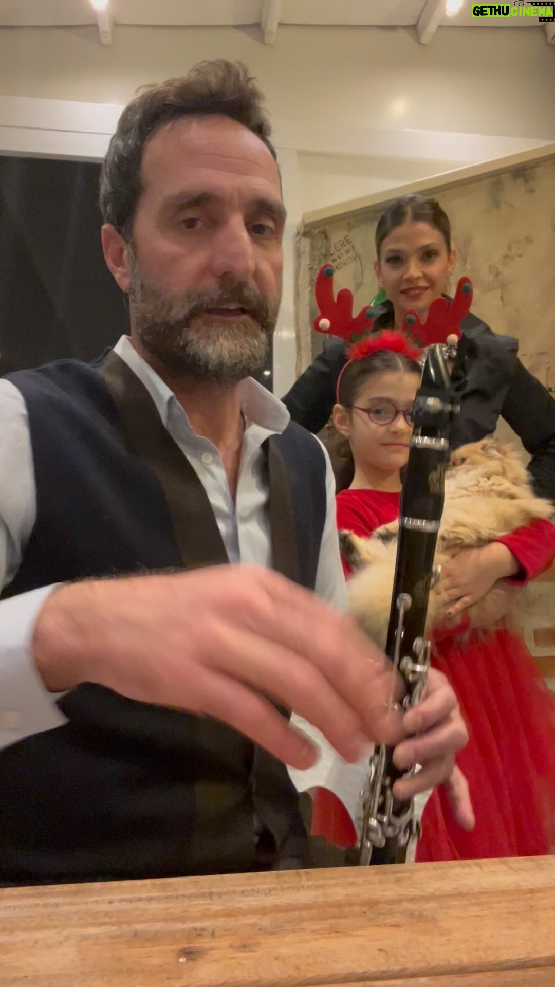 Eda Özerkan Instagram - 2024 yükleniyor….🎄🎅🏻 @timuracar #elizkız ❤️ #karamel 🧿 #edaözerkan #edaözerkan #timuracar #anıyakala #hayatandanibarettir #instagram #instagood #instadaily #instalike #instamood #instalove #instacool #instatravel #instareels #instafollow #instastyle #instablogger #instabeauty #in #insta #instafashion #instamoda #happynewyear #2024 Bundan daha iyi nasıl olur?🍀sonsuz olasılıklarım neler?🍀 Ve bizim için neler mümkün?🍀
