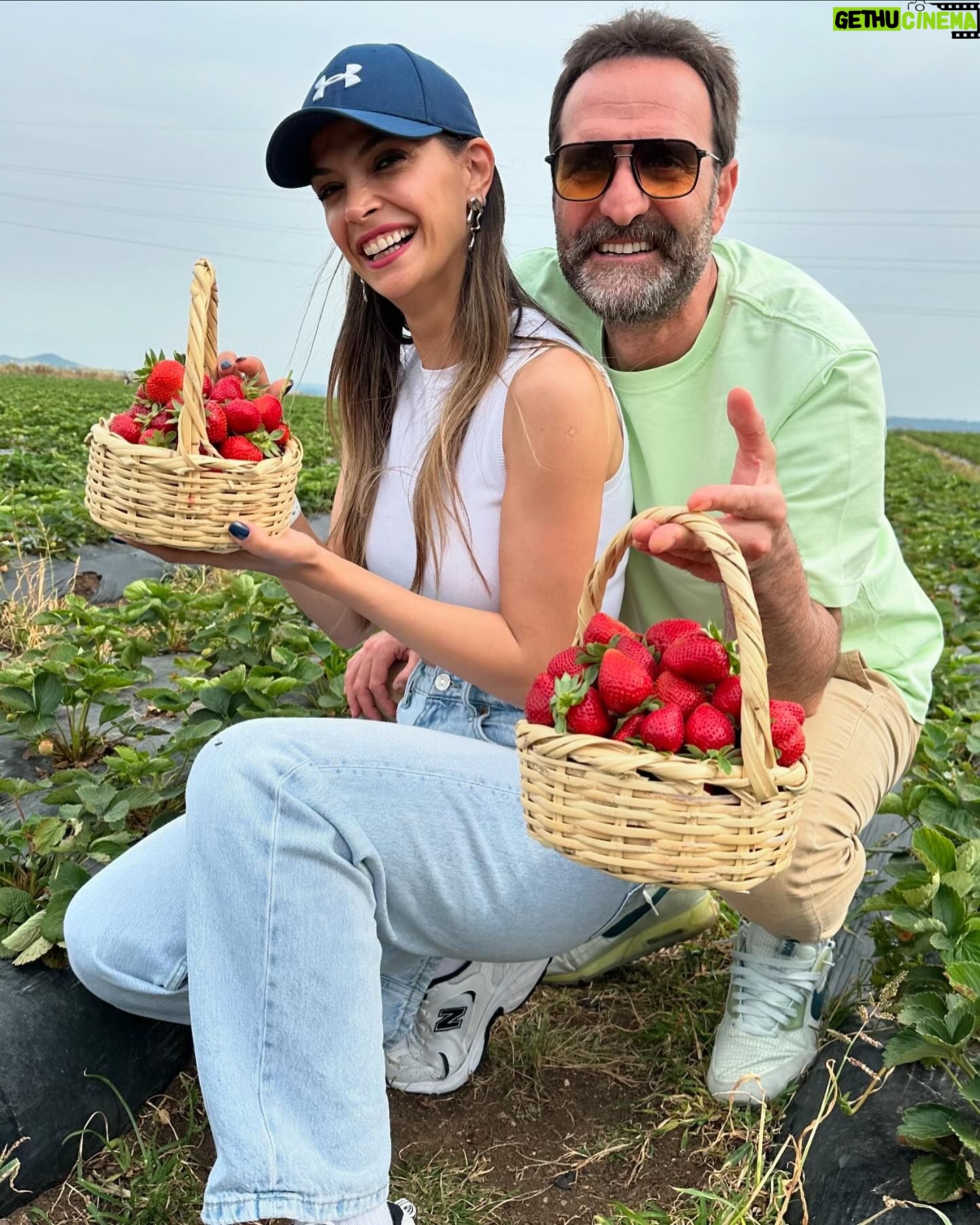 Eda Özerkan Instagram - Bir 🍓 meselesi…. @timuracar ❤️ #edaözerkan #edaozerkan #aniyakala #hayatandanibarettir #instagram #instagood #instalike #in #instadaily #reelsinstagram #instamood #insta #influencer #timuracar #insta #instaphoto #instaphotography #instatravel #instacool #instareels #instastyle #instamoda #instabook #instabeauty #instablogger #instalove #instalikes #instafollow #instahome Ve sonsuz olasılıklarım neler?🍀