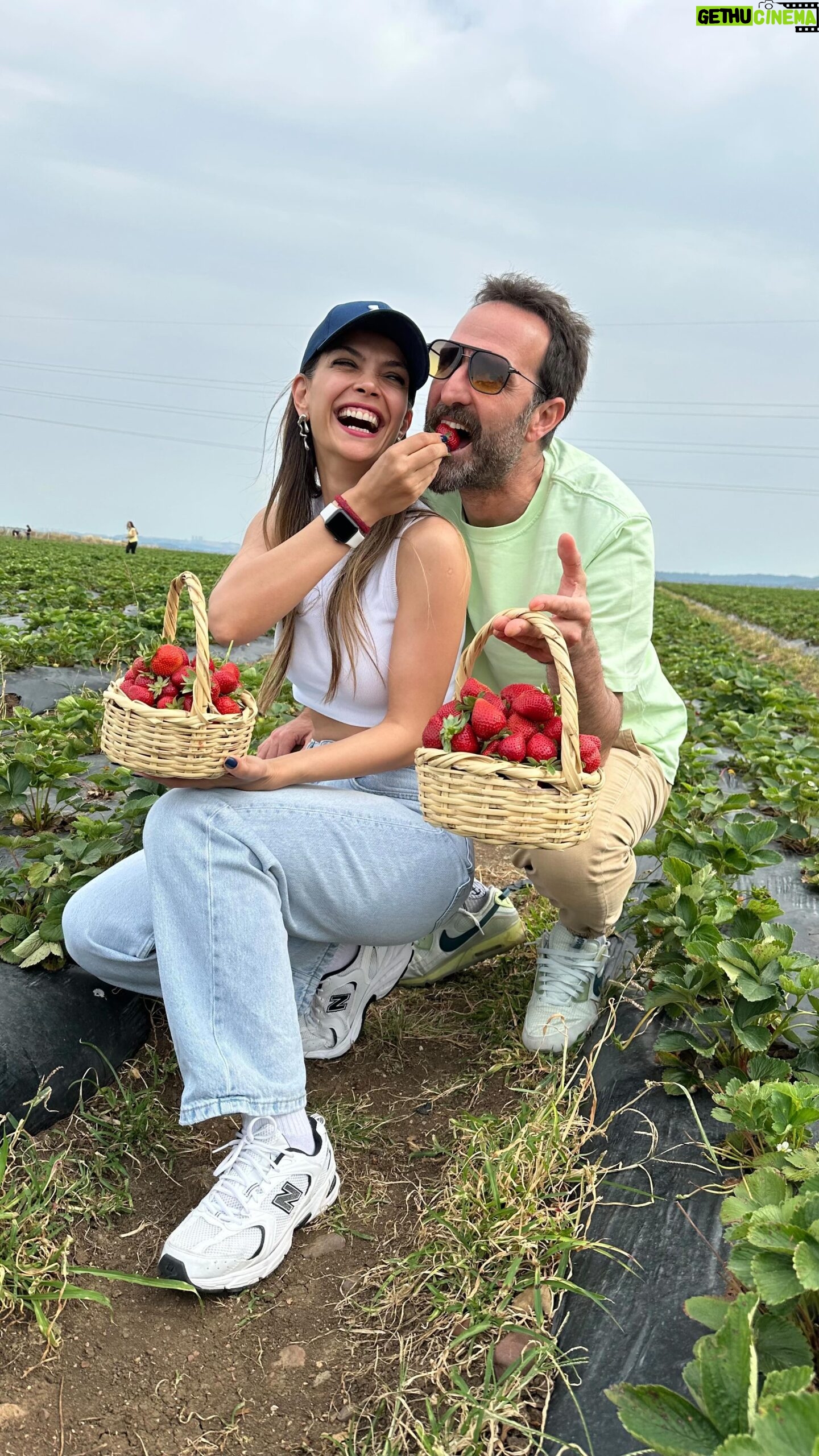 Eda Özerkan Instagram - Bir minik çilekli aşk hikayesi..🍓@timuracar ❤️ #edaözerkan #edaozerkan #anıyakala #hayatandanibarettir #instagram #in #instagood #instalike #instamood #insta #instadog #instadaily #instafashion #instaphoto #instaphotography #instacool #instareels #instastyle #instamoda #reelsinstagram #instavideo #instahair #instabeauty #instafitness #influencer Bundan daha iyi nasıl olur?🍀