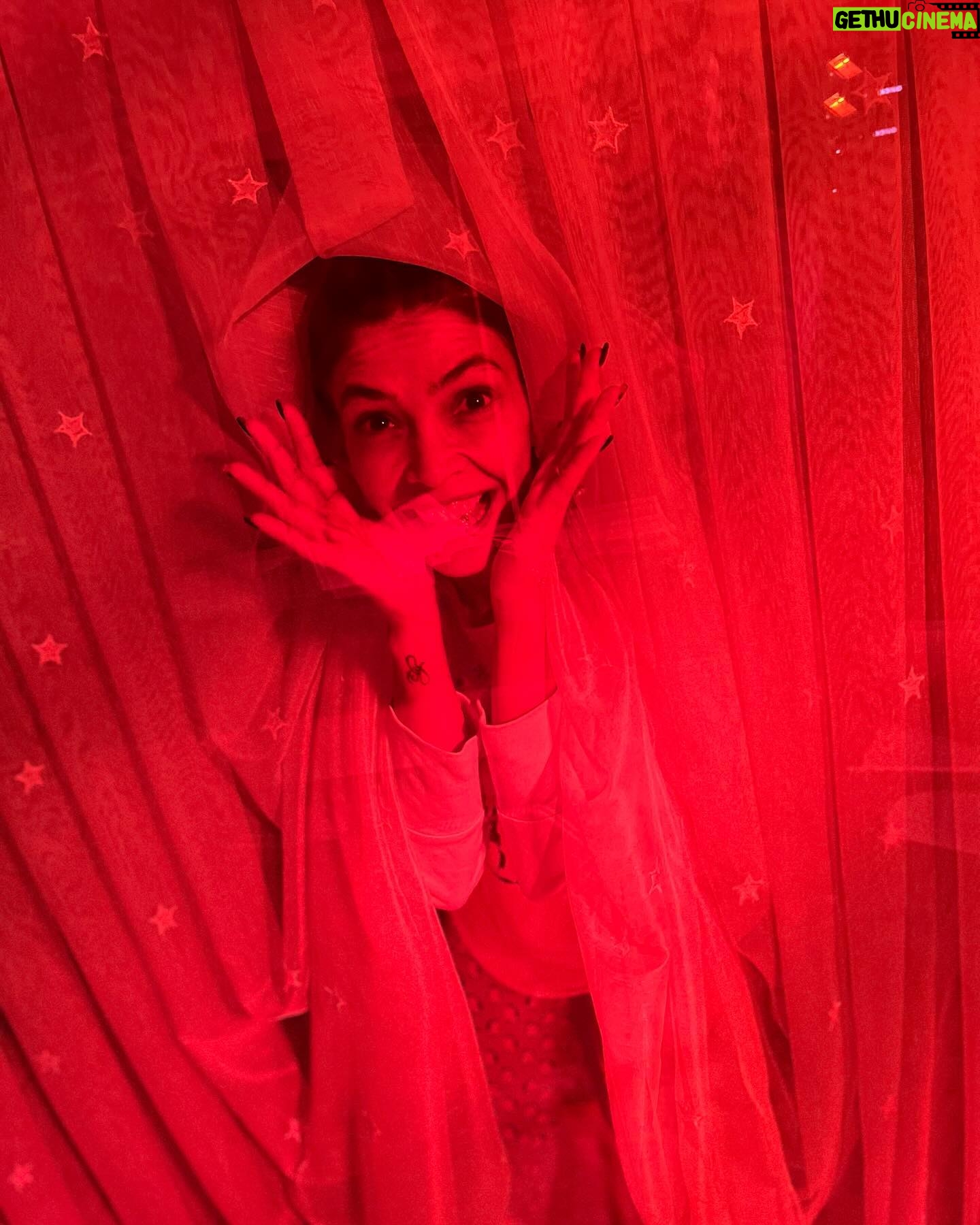 Eda Özerkan Instagram - Her durumda “BEN”….🤹🏻♀️ Photo By; @timuracar ❤️ #edaözerkan #edaozerkan #aniyakala #hayatandanibarettir #in #instagram #instadaily #instalike #instagood #instamood #insta #instafashion #instalove #instacool #instaphoto #instatravel #instareels #instabook #instablogger #instalikes #instaphoto #instapgotography #instastyle