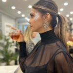 Eda Özerkan Instagram - Cheers..!🥂 Photo By; @senaseherozkan 🫶🏻 #nofilter #yesmakeup 💋 #edaözerkan #edaozerkan #anıyakala #hayatandanibarettir #nophotoshop #insta #instagram #instagood #instadaily #instafashion #instamood #instalike #instalove #instacool #instaphoto #instatravel #instafood #instareels #instamoda #instafollow #instadesign #instahair #instalikes #instabook #instablogger #instaphoto #instaphotography #instabeauty