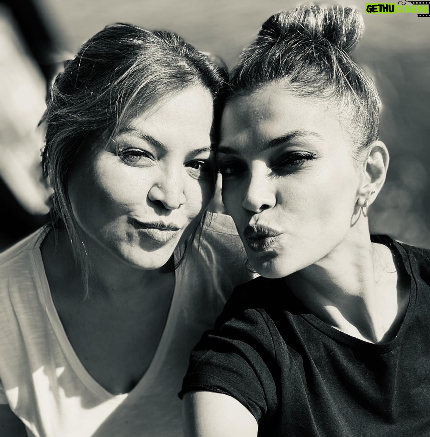 Eda Özerkan Instagram - Sister..🩷 @ebru.yesiloz1 🎈 #edaözerkan #edaozerkan #anıyakala #hayatandanibarettir #in #instagram #instagood #instalike #instadaily #reelsinstagram #instamood #insta #instafashion #instalove #instacool #instaphoto #instatravel #instacars #instareels #instastyle #instamoda #instafollow #instablog #instahair #instavideo #instaphotography #instablogger #instacats