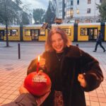 Eda Şölenci Instagram - veee 28!✨ bu sene her sene olduğundan bir tık daha farklı ve büyümüş hissediyorum. bu koskocaman evrendeki 28 yıllık küçücük hayatımda geriye dönüp baktığımda, tam olarak hedeflediğim yerde olmaktan ve bütün bunları tek başıma başarmış olmaktan büyük haz ve gurur duyuyorum. ve bu büyülü yolculukta büyürken bana eşlik eden, bana öğreten, benimle gülen eğlenen ve büyüyen herkese kocaman sarılıyorum. siz de iyi ki doğdunuz🤍 not only older but definitely wiser :) and this is just the beggining 🌈