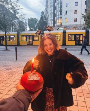 Eda Şölenci Instagram - veee 28!✨

bu sene her sene olduğundan bir tık daha farklı ve büyümüş hissediyorum. bu koskocaman evrendeki 28 yıllık küçücük hayatımda geriye dönüp baktığımda, tam olarak hedeflediğim yerde olmaktan ve bütün bunları tek başıma başarmış olmaktan büyük haz ve gurur duyuyorum. 
ve bu büyülü yolculukta büyürken bana eşlik eden, bana öğreten, benimle gülen eğlenen ve büyüyen herkese kocaman sarılıyorum. siz de iyi ki doğdunuz🤍

not only older but definitely wiser :)

and this is just the beggining 🌈