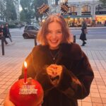 Eda Şölenci Instagram - veee 28!✨ bu sene her sene olduğundan bir tık daha farklı ve büyümüş hissediyorum. bu koskocaman evrendeki 28 yıllık küçücük hayatımda geriye dönüp baktığımda, tam olarak hedeflediğim yerde olmaktan ve bütün bunları tek başıma başarmış olmaktan büyük haz ve gurur duyuyorum. ve bu büyülü yolculukta büyürken bana eşlik eden, bana öğreten, benimle gülen eğlenen ve büyüyen herkese kocaman sarılıyorum. siz de iyi ki doğdunuz🤍 not only older but definitely wiser :) and this is just the beggining 🌈