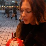 Eda Şölenci Instagram - veee 28!✨ bu sene her sene olduğundan bir tık daha farklı ve büyümüş hissediyorum. bu koskocaman evrendeki 28 yıllık küçücük hayatımda geriye dönüp baktığımda, tam olarak hedeflediğim yerde olmaktan ve bütün bunları tek başıma başarmış olmaktan büyük haz ve gurur duyuyorum. ve bu büyülü yolculukta büyürken bana eşlik eden, bana öğreten, benimle gülen eğlenen ve büyüyen herkese kocaman sarılıyorum. siz de iyi ki doğdunuz🤍 not only older but definitely wiser :) and this is just the beggining 🌈