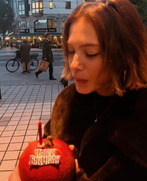 Eda Şölenci Instagram - veee 28!✨

bu sene her sene olduğundan bir tık daha farklı ve büyümüş hissediyorum. bu koskocaman evrendeki 28 yıllık küçücük hayatımda geriye dönüp baktığımda, tam olarak hedeflediğim yerde olmaktan ve bütün bunları tek başıma başarmış olmaktan büyük haz ve gurur duyuyorum. 
ve bu büyülü yolculukta büyürken bana eşlik eden, bana öğreten, benimle gülen eğlenen ve büyüyen herkese kocaman sarılıyorum. siz de iyi ki doğdunuz🤍

not only older but definitely wiser :)

and this is just the beggining 🌈
