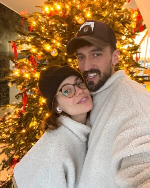 Eda Şölenci Instagram - and he saw through my incognito, despite my huge dark eyes🖤

#merrychristmas🎄