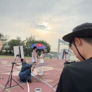 Eelyn Chan Instagram - #Esso #bts
💁🏻‍♀️：我突登買包糖喺你面前食㗎～
🙋🏻‍♂️：你開心就好啦👀❤️⋯⋯
#嗰日我就淨係進行 #光合作用 #暴曬 #濕身
#唔建議睇到最後一幅相 #😬