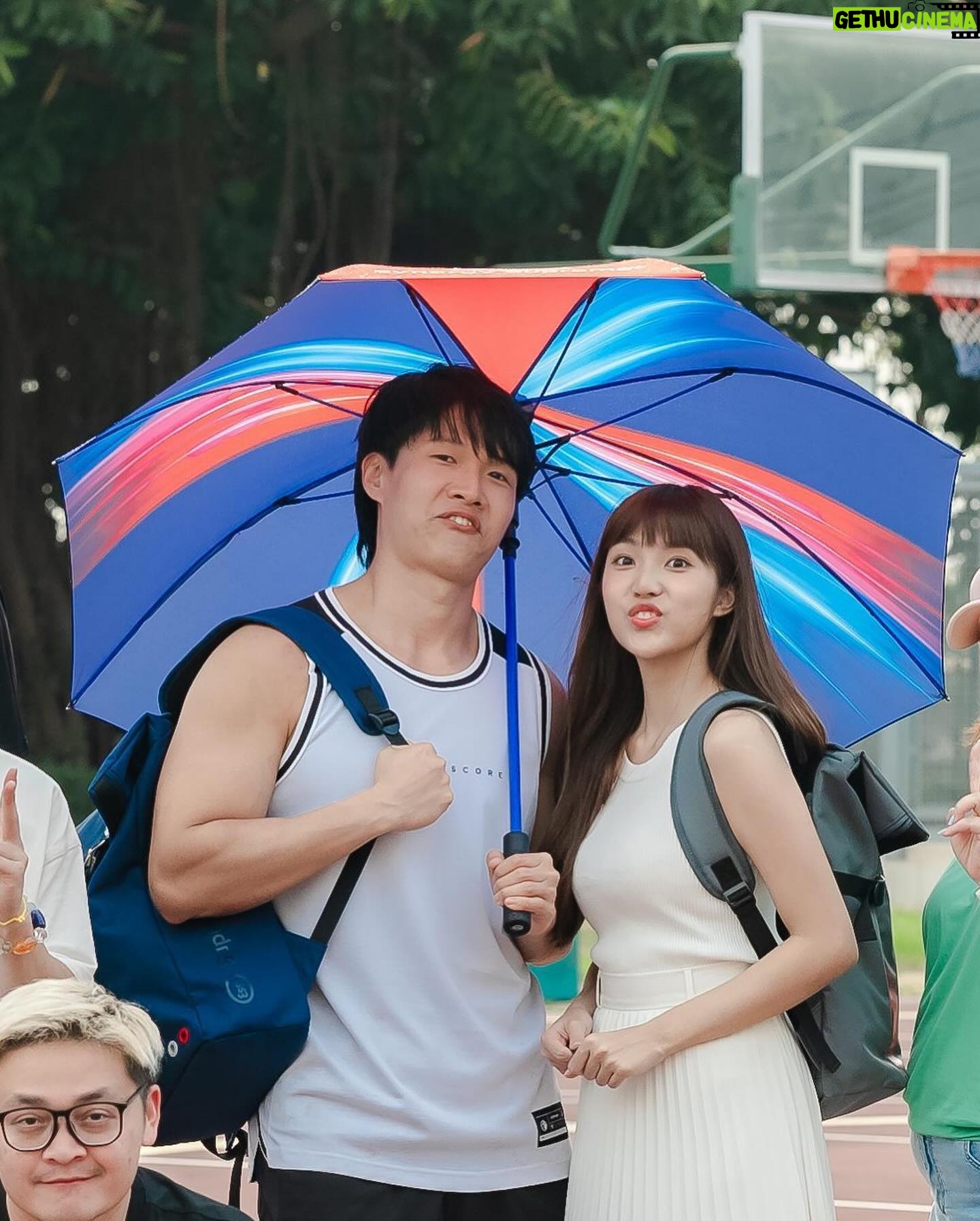 Eelyn Chan - 4.1K Likes - #Esso #bts
💁🏻♀️:我突登買包糖喺你面前食㗎~
🙋🏻♂️:你開心就好啦👀❤️⋯⋯
#嗰日我就淨係進行 #光合作用 #暴曬 #濕身
#唔建議睇到最後一幅相 #😬