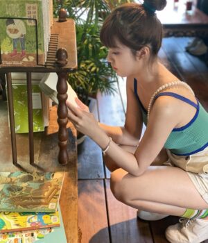 Eelyn Chan Instagram - 有些人就算在看書也沒有文青的感覺👆🏼