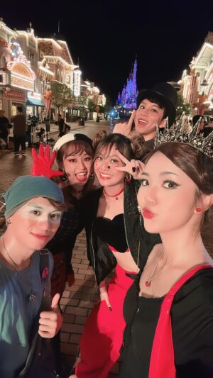 Eelyn Chan Instagram - 🎃Disney Halloween Ad👻
工作中的伊霖的精神狀態全紀錄！
感謝 @kelvin.h.k.c 幫我諗content 拍埋
我淨係剪同錄VO就搞掂xd

戰友：
@y.miko._ 
@fish_ahyu 
@h.k.matthew