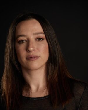Efsane Odağ Instagram - Üç ayrı benliğe sahip olduğunu anlamalısın.
Bunlardan biri, tüm arzularıyla birlikte bedenin. 
Bir diğeri, tüm düşünceleriyle birlikte zihnin.
Üçüncüsü ise, kontrolü sağlayan kamçıyı elinde tutan sensin. 

Pek çok insan zihnin ve benliğin iki ayrı şey olduğunu bilmez. 
Zihinsel benlik ve üst benlik de iki ayrı kavramdır. 
İçinde süren bu üç benlik arasındaki çatışmanın farkına var.
Adım adım içindeki bu çatışmanın farkına var ve üstesinden gel ki üst benliğin kazansın.

Yogi Bhajan ♾️🪶