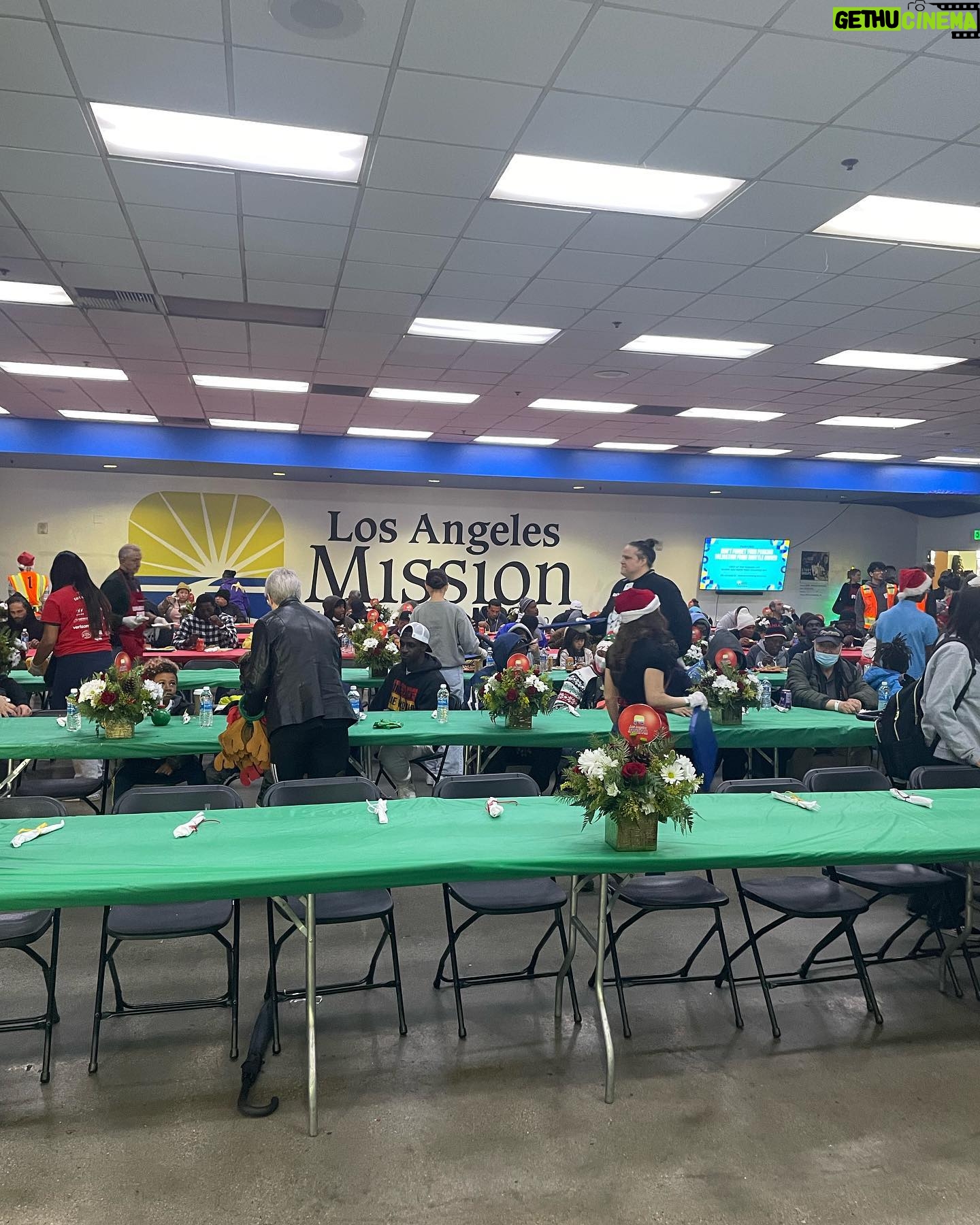 Eileen Davidson Van Patten Instagram - Helping out at @thelamission serving up some Christmas meals! Please donate! text LAMISSION to 24365! Open 24 hours a day 365 days a year ❤️❤️
