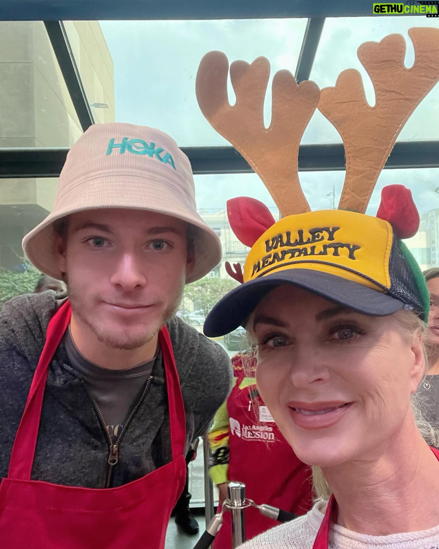 Eileen Davidson Van Patten Instagram - Helping out at @thelamission serving up some Christmas meals! Please donate! text LAMISSION to 24365! Open 24 hours a day 365 days a year ❤️❤️