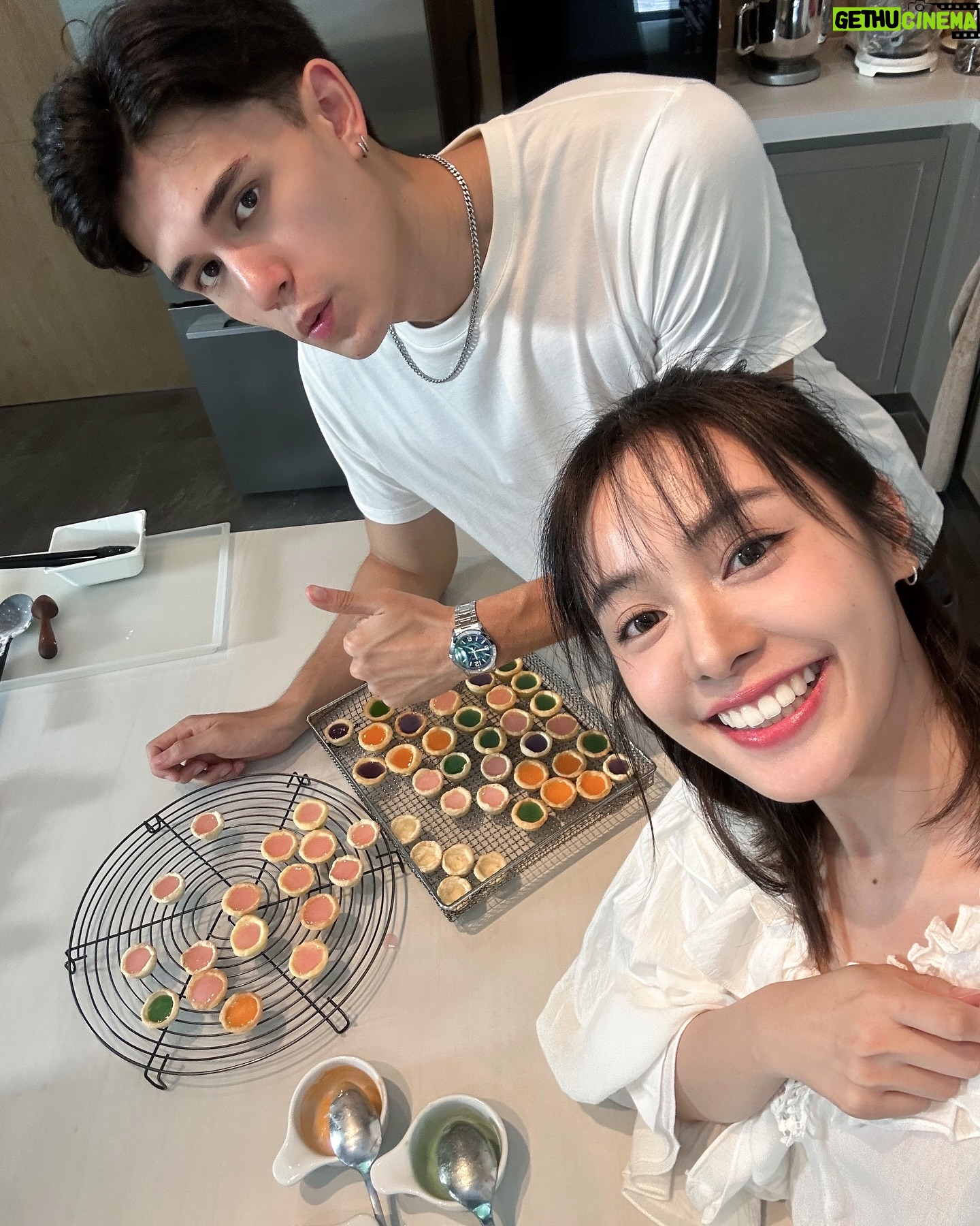 Eisaya Hosuwan Instagram - ขนมหม้อตาลพร้อมมมม! สำหรับคนที่มาหา อุ้ม พี่จ็อบ เทศน์ วันนี้ที่ Flex radio เท่านั้นนะคะ มีจำนวนจำกัดน้า แล้วเจอกันค้าบ💖 ป.ล. ถ้าได้ชิมกันฝากถ่ายรูปติดแท็ก #ใจพิสุทธิ์ มาให้ดูกันหน่อยนะคะ🥹🫶