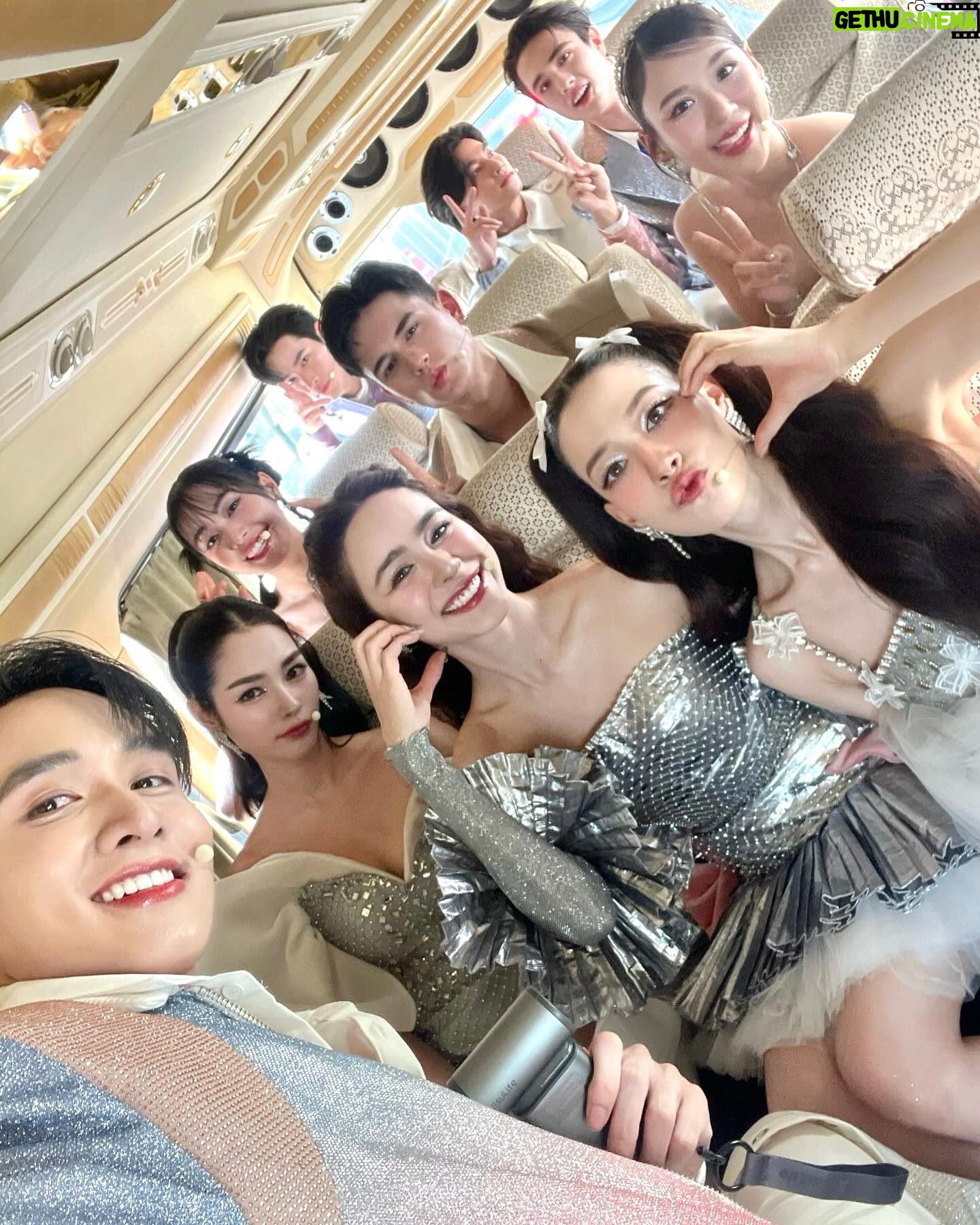 Eisaya Hosuwan Instagram - เมื่อวานนี้สนุกมากๆค่า ขอบคุณแฟนคลับจากทุกๆบ้านและทุกๆคนมากๆๆเลยนะคะที่ร่วมสนุกไปด้วยกัน ทั้งจากในสนามและทีมหน้าจอเลย เป็นวันที่ร้อนมากแต่แฮปปี้สุดๆไปเลย ไว้เจอกันใหม่นะค้าบบบบ ily💖 #54ปี3miracles #งานบอล54ปีช่อง3