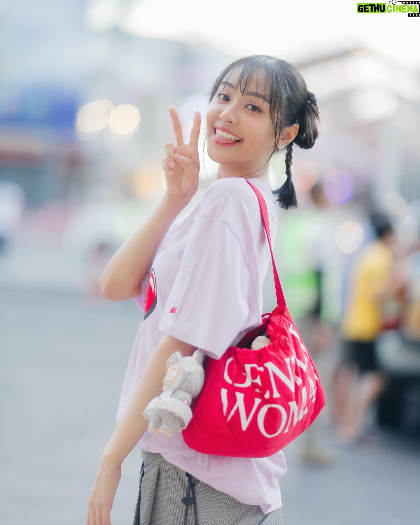 Eisaya Hosuwan Instagram - เมื่อวานนี้สนุกมากๆค่า ขอบคุณแฟนคลับจากทุกๆบ้านและทุกๆคนมากๆๆเลยนะคะที่ร่วมสนุกไปด้วยกัน ทั้งจากในสนามและทีมหน้าจอเลย เป็นวันที่ร้อนมากแต่แฮปปี้สุดๆไปเลย ไว้เจอกันใหม่นะค้าบบบบ ily💖 #54ปี3miracles #งานบอล54ปีช่อง3