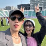 Eisaya Hosuwan Instagram – มาช้าแต่มานะะะะ🥹 พรุ่งนี้อย่าลืมทากันแดด พกแมสมากันฝุ่นกันด้วยนะคะ จะคอยส่งใจไปให้ทุกคนน้า แล้วมาสนุกกันค่าาา🙌💖 #54ปี3miracles