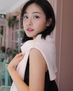 Eisaya Hosuwan Instagram - ถามว่าร้อนแค่ไหน ก็แค่หน้าม้าเปียก🥹