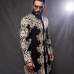 Eka Lakhani Instagram - Classic 🖤 @ranveersingh Wearing @manishmalhotra05 Sunglasses @dbeyewear @rkumaropticians Jewellery @tiffanyandco @reliancebrandsltd Watch @franckmuller_mea Footwear @coppermallet #StyledByEka Style Team @theradhikadhanuka @team___e Dress Team @harikrishgk1 Hair @aalimhakim @shahrukhshaikh9519 Makeup @mahadevanaik08 Photographed by @thestoryteller_india Managed by @aarti1980 •• #RanveerSingh #IndianFashion #MenInBlack #TeamE [ RanveerSingh, Ethnic Look, Manish Malhotra ]